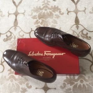 Brown Ferragamo Darino lace ups.